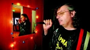 Kändis. Ulf "Uffe Balla Balla" Ottosson tränar in sina låtar hemma i lägenheten. På sina konserter har han alltid en svart/röd jacka och myggjagare på sig. - Många har velat köpa jackan, men jag kan inte sälja den, den har med min image att göra.