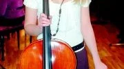 Cello och sång. Alexandra Salminen från Gamleby bjöd på musik på sin cello, samt skön sång.