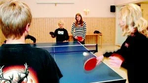Pingis på lovet. Lite "rundpingis" är aldrig fel, tycker Jimmy Verodin och Ellen Jönsson med ryggen mot kameran, motståndarna på andra sidan bordet är Jakob Andersson skymd, Erik Jönsson och Josefine Andersson.  Foto: Ilkka Ranta