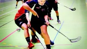 Närkamp. My Larsson i en hård duell med en motståndare.foto: Matilda Ahl