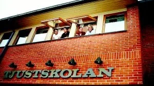 Besvikna. Fredrik Ohlsson, Niklas Schön, Malin Sjölander och Lars Jonsson är alla lärare på Tjustskolan och kritiska till att de fortfarande saknar svar på så många frågor inför beslutet om hur gymnasiets och Tjustskolans lokaler ska disponeras. FOTO: MATILDA AHL
