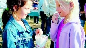 Unga marknadsbesökare. Linnéa Edvardsson, till vänster, och Elin Åsberg kompisäter från struten med popcorn.