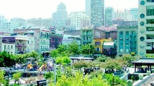 Chinatown. På Portmouth Square samlas många äldre kineser för att skvallra eller spela brädspel. Bakom torget börjar de 24 kvarter som bildar Chinatown.