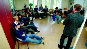 Skolmaten. När kommunalrådet Harald Hjalmarsson besökte friskolan Östra Akademien fick han bland annat redogöra för varför kommunen tar ut avgifter för gymnasieluncherna.Foto: ANDERS LILJEGREN