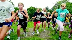 Starten har gått. Vi känner igen 307 Lisa Helgersson, 321 Lovisa Johansson, 317 Alice Axelsson och 319 Ellinor Kjellén. Foto: Anders Steiner