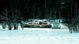 Risk. Brister i lagstiftningen gör att det skamfilade fartyg i Slingsöviken, som riskerar att läcka olja, får ligga kvar. Ägaren kan inte tvingas att ta bort fartyget förrän det betraktas som vrak och lyder under lagen om nedskräpning av naturen.