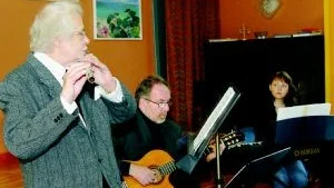 Trio Con Brio. Inge Jonsson tvärflöjt, Lars Nilsson gitarr och Carina Nilsson klaviatur. De uppträdde på "Våra Gårdar" manifestationen i Gunnebo hos IOGT/NTO.