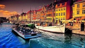Nyhavn. Doften av mat ligger tät mellan båtarna i Nyhavn. Här finner du allt från gourmetkrogar till slitna hamncaféer.  Foto: Jørgen Schytte