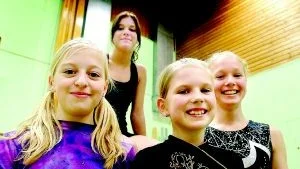Glada miner. Undra på att tjejerna är glada, Sara Björk-Kåhlman ,längst bak, vann Regioncupen i Åtvidaberg. Tjejerna längst fram, från vänster Amanda Larsén, Sofie Gustavsson och Cornelia Grundström, blev tvåa i laget upp till 12 år.Foto: Anders Liljegren