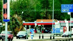Kamerasabotage. Två vägkameror vid Verkebäck på E22 söder om Västervik har utsatts för sabotage, någon har sprayat röd färg på kamerorna.Foto: Matilda Ahl