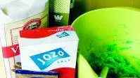 Det är lätt att göra egen lera. Det mesta som behövs är vanliga köksingredienser; mjöl, olja, salt citronsyra, karamellfärg och vatten.

.