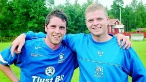 Matchvinnare. Jonas Eklund, till vänster, coch Peter Gunnarsson gjorde målen när Gamleby IF besegrade Loftahammars IF på Hammarvallen. Undra på att de är glada.