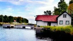 Halva ska rivas. Det omskrivna båthuset på Hornslandet. Nu fastställer kammarrätten länsrättens dom, som säger att den delen av byggnaden som utgör båthus måste rivas. ARKIVFOTO: ANDERS STEINER