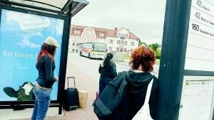 Fick vänta. Resenärer till Kalmar som skulle ha avrest klockan 12.00 fick vänta några minuter under manifestationen mot våld.                                                                                                                                                       Foto: Mattias Ahlm
