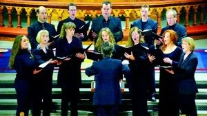 Åtvids Kammarkör, här i Sankt Pertri kyrkas kor på lördagseftermidedagen. Det handlar om en kör med stark klangkänsla och en balans mellan stämmorna som inte är alldeles vanlig.  Mannen med ryggen  mot kameran är Reine Eriksson, körens dirgent.Foto: ANDERS STEINER