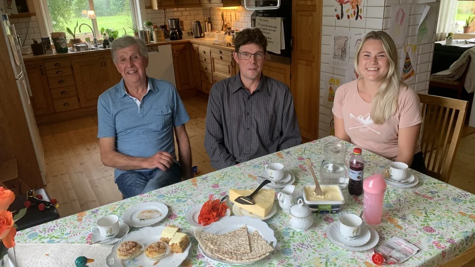 Elina Olofsson har mött sina räddare i nöden. Nils och hans son Marcus Persson hjälpte Elina efter en bilolycka utanför Bureå för sex år sedan. ”När vi läste hennes efterlysning i Norran förstod vi direkt att det var oss hon sökte. En sådan sak händer inte varje dag”, säger Nils Persson.