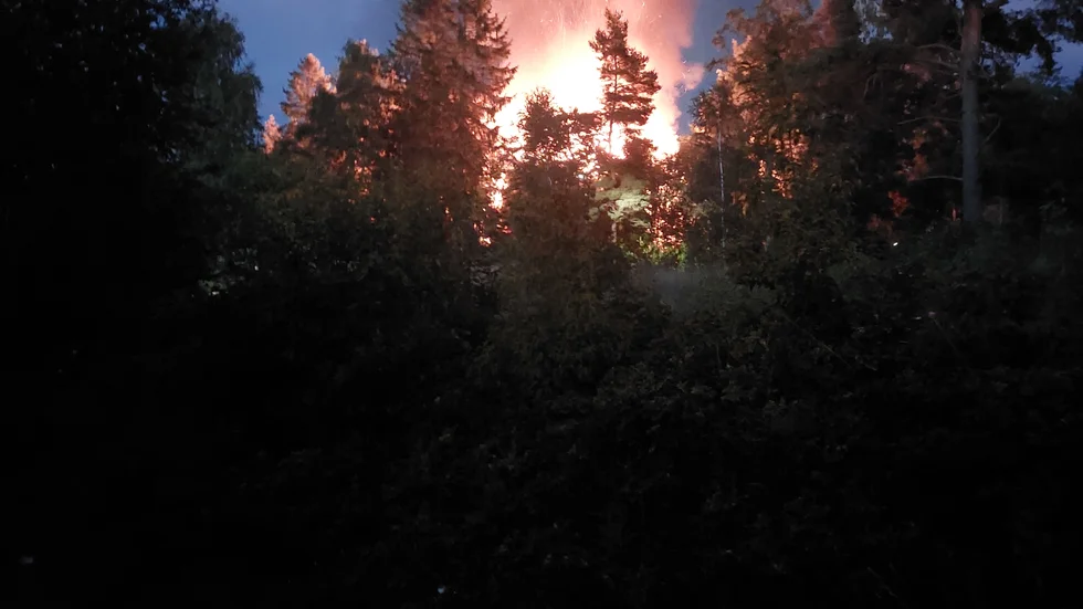 Under lördagskvällen började ett ödehus i Vingåker att brinna kraftigt.