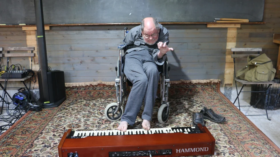 Mats Åkerlund, kyrkomusiker och kompositör hittade musiken som 10-åring. Nyligen besökte han Knastorp utanför Tuna för att berätta om sitt liv och sina utbildningar. 