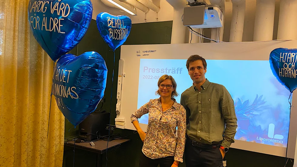 "Värdig vård för äldre", "Behåll bussarna" och "Nu är det kvinnornas tur" står det på Liberalernas ballonger. Politiska sekreteraren Anna Drake och regionrådet Alexander Höglund (L) är peppade inför valet till Region Östergötland.