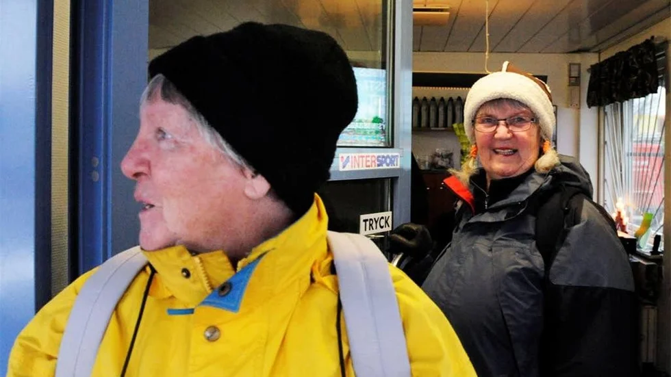 Pigga damer på väg ut från gymmet med rosiga kinder efter ett träningspass. För både Lilian Oskarsson, närmast, och Marja Wik betyder träningen även mycket socialt. Man utbyter bland annat matrecept.