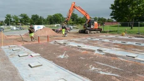 Här kommer paviljonger att monteras för barnen i Ernebergsskolan, paviljongerna finns nu på Västerviks gymnasium och flyttas till Gamleby inom kort. I förgrunden syns Magnus Leonardsson, Västerviks grävmaskin med mätstickan i högsta hugg. oto: Hans Brandin