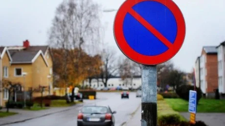 Nya skyltar uppsatta på trädgårdsgatan vilket innebar böter för mertalet parkerade på gatan.