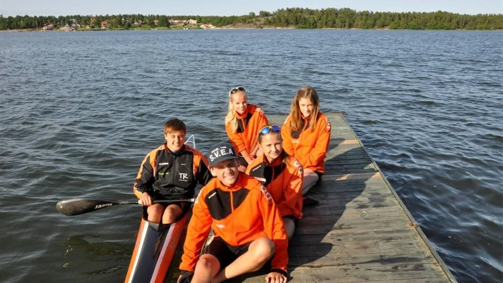 WKK:s ungdomar som kommer försvara färgerna i SM är Adam Ask, sittande i kanoten. Joel Cederlöf, närmast kameran, Ida Carlsson, Linn Westerberg och Maria Lindström