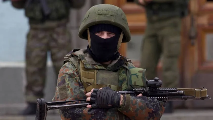 Beväpnad rysk militär bevaknar regeringsbyggnaden i Simferopol på Krim, ett område som tillhör Ukraina.