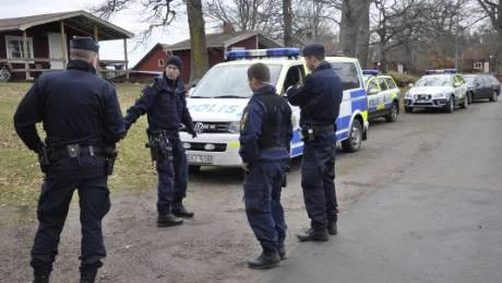 Polisen gjorde före gryningen på tisdagen ett samordnat ett tilslag mot ett stort antal asylssökande i stugor på Lysingsbadet. En del omhändertogs och  ska avvisas ur landet, medan andra greps misstänkta för brott.