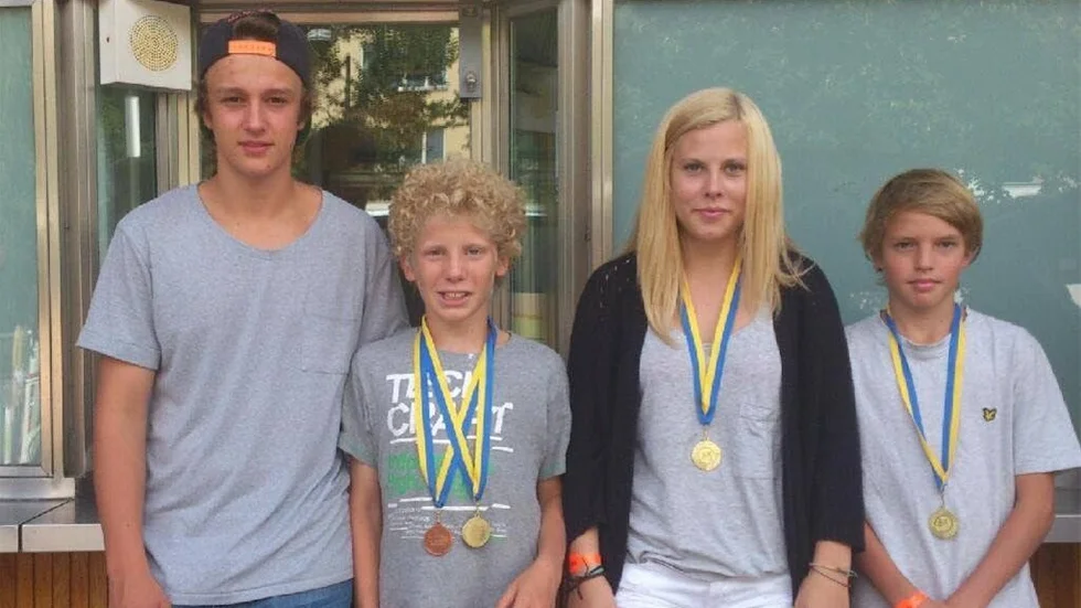WIBK:are med guldmedalj runt halsen, från vänster: Viktor Bagi, Nils Söderquist, Moa Jakobsson och Samuel Folkesson Algman