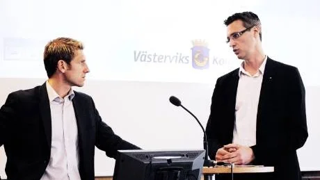 Joakim Jansson besökte ett möte med Moderaterna för att prata om ungas hälsa i kommunen. Jörgen Andersson (M) var en av mötesdeltagarna. Foto: Elin Lönn