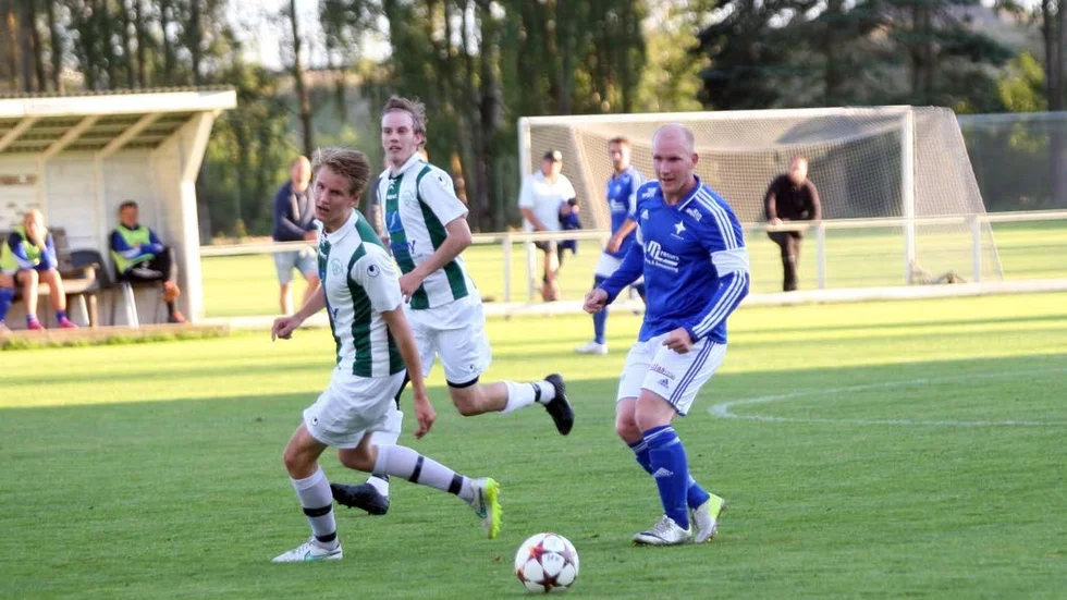 Bollhållare. Thomas Johansson och IFK hade mycket boll. Men det blev ingen seger mot Mjölby AI som det blev mot Mjölby Södra på bilden.