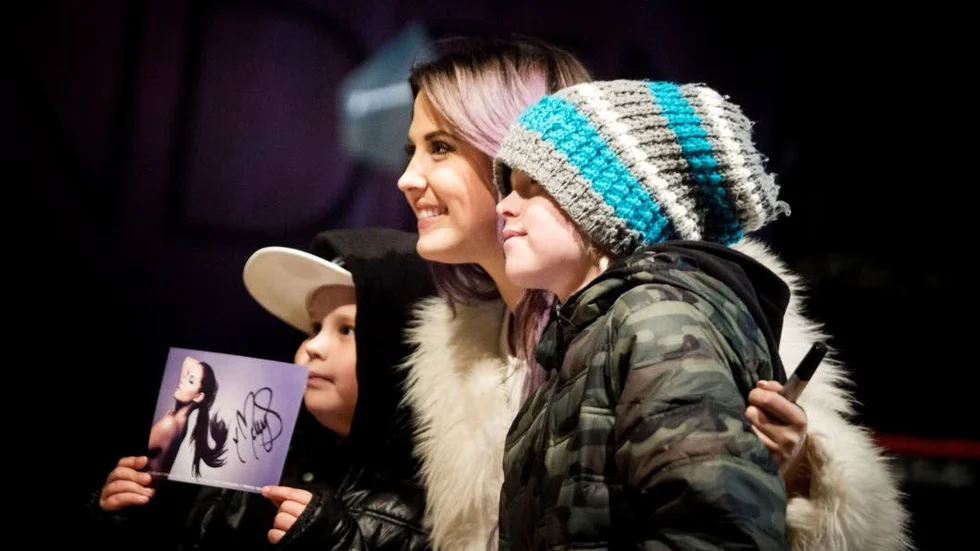 Molly Sandén tillsammans med unga fans.