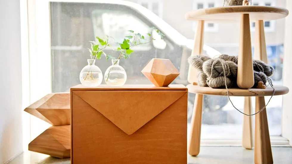 Prototypen till det skinnklädda skåpet "Brev", som Emma Olbers designat, står i fönstret på kontoret. Ovanpå är en av träskulpturerna från serien "Stockholm Wood" placerad.