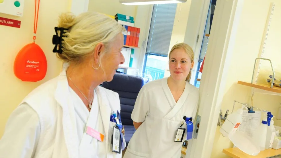 Personal. Linnéa Nilsson (till höger) är sektionsledare på blodcentralen. Här flankerad av Yvonne Mjöbrant, biomedicinsk analytiker.