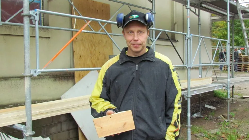 Hälsning.  Börje Bodin Törmä fick en hälsning på en brädbit från 1919 när han sågade upp golvet i en av byggnaderna vid Gertrudsvik.