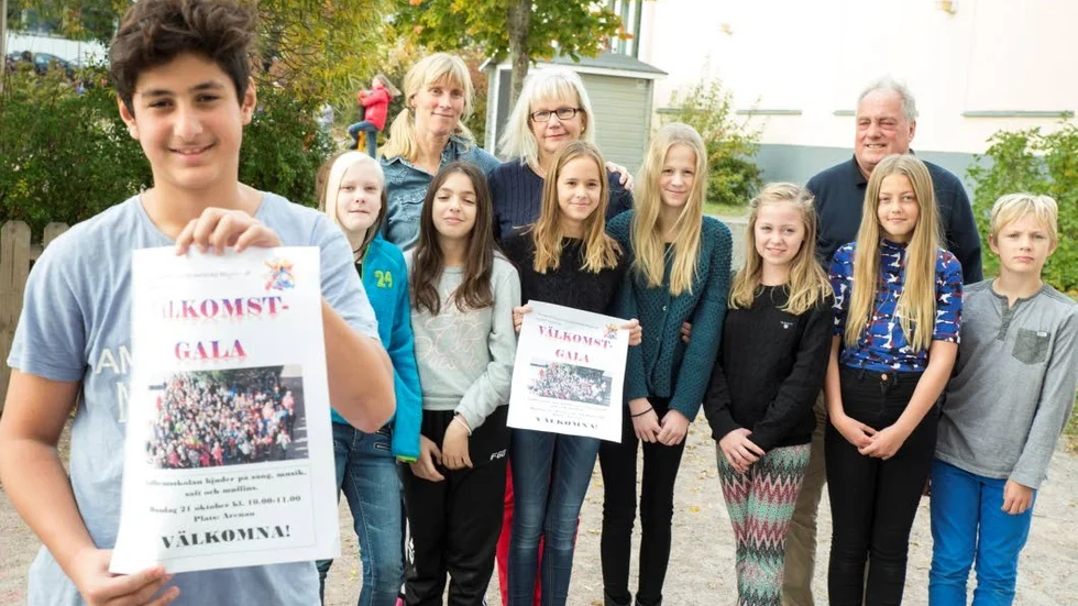 Samarbete. Elevrådet och delar av skolans likabehandlingsteam arbetar tillsammans under veckan som kommer för att repa in sånger, baka fikabröd och samla in kläder och leksaker.