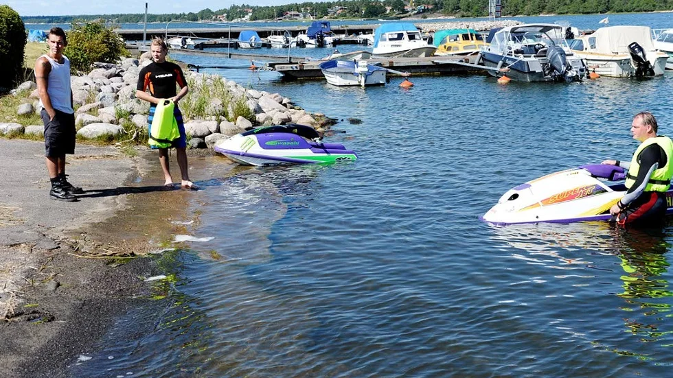 Vatten. Christer Werdin, Joakim Svensson och Ronnie Appelqvist tar en paus med sina jet skis vid båtrampen vid Reginelund. En ramp som verkar ställa till bekymmer.