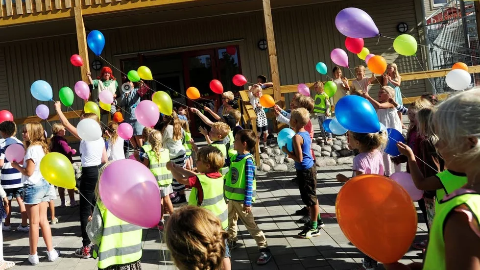 Skolstart. För att fira att skolåret tar sin början under dagen släppte varje elev på skolan var sin ballong upp i skyn.
