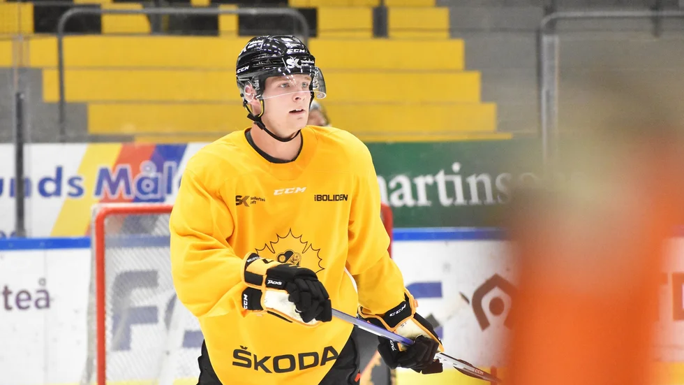 Anton Olsson är efter en fullspäckad försäsong äntligen på plats på isen i Skellefteå Kraft Arena.