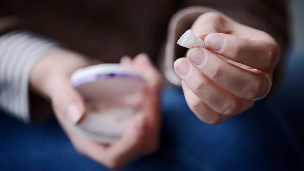 Användandet av vitt snus och e-cigaretter ökar lavinartat bland unga. För att hindra att barn och unga hamnar i ett livslångt hälsofarligt beroende krävs hårdare lagstiftning, skriver Kristina Sparreljung, generalsekreterare för Hjärt-Lungfonden.