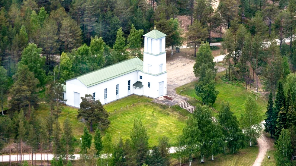 Än står kyrkan mitt i byn, men politikerna bortprioriterar Morjärv allt mer. Det anser 76-åring kvinna i byn som här ger sin syn på läget.