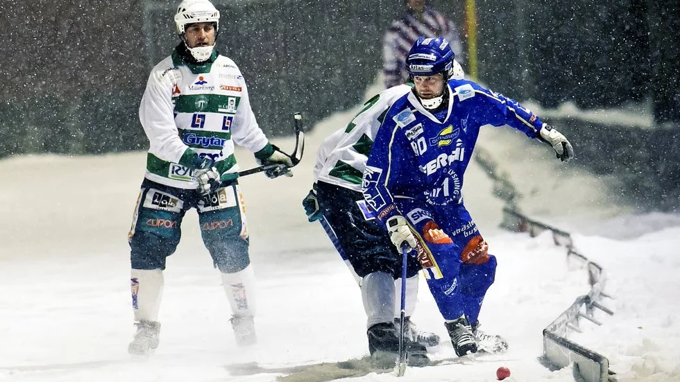 SM-BANDY. Mattias Sjöholm och IFK Motala mötte Västerås SK i snöstorm i vintras. Nu är det klart att det blir veteran-SM i Motala för tredje året i rad.
