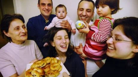Speciella påskkakor har mormor Jeandarc Chayoglu redan bakat till familjen Hanna. Morbror Nabil Boulos med lilla Terese, pappa Raymond med Amanda på armen, dottern Sandra och mamma Mirna.