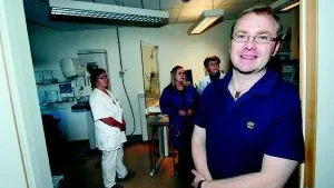 Vill ha fler utbildningstjänster. Anders Wennerberg är verksamhetschef vid radiologiska kliniken på Västerviks sjukhus och han ser en risk i att antalet specialister inom mammografi minskar på sikt. Fler utbildningstjänster och överbemanning under en kortare period är lösningen, tror han. Foto: Elin Lundholm