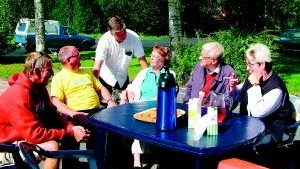 Ställer upp. Samhällsföreningens ordförande Roger Ekelund i Hjorted, lanthandlare Bertil Magnusson, kund Hans Källgren,  Margareta Källgren, ordförande i Totebo-Yxered samhällsförening, Jan Tordkvist, Regionförbundet och kunden Agneta Adolfsson knäckte många bra idéer för lanthandelns fortlevnad i går.