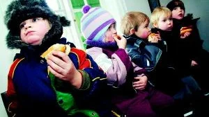Mumsigt. Johannes Nilsson, Linn Strömer, Arvid Johansson, Henrik Alsteryd och Leo Westling från Arabia förskola startar med lunch vid sitt besök på museet. Foto: MATILDA AHL