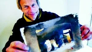 Syslöjd. Konstnären Hasse Karlsson ser möjligheter i det mesta. Här har han låtit sy fast en akvarell på gammalt papper. Foto: ELLEN KINDSTRAND