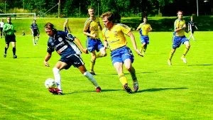 Matchvinnare. Stefan "Stewe" Johansson hade lilla julafton mot Hvetlanda. Två mål, två målpass och här har han snurrat upp hela Hvetlandas försvar.Foto: Karin Hertz