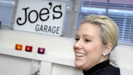 Nyfiken. Ulrika Lövgren, arbetsmarknadssekreterare i Varbergs kommun, var initiativtagare till studiebesöket på Joes garage som är det femte i år. Foto: Elin Lundholm